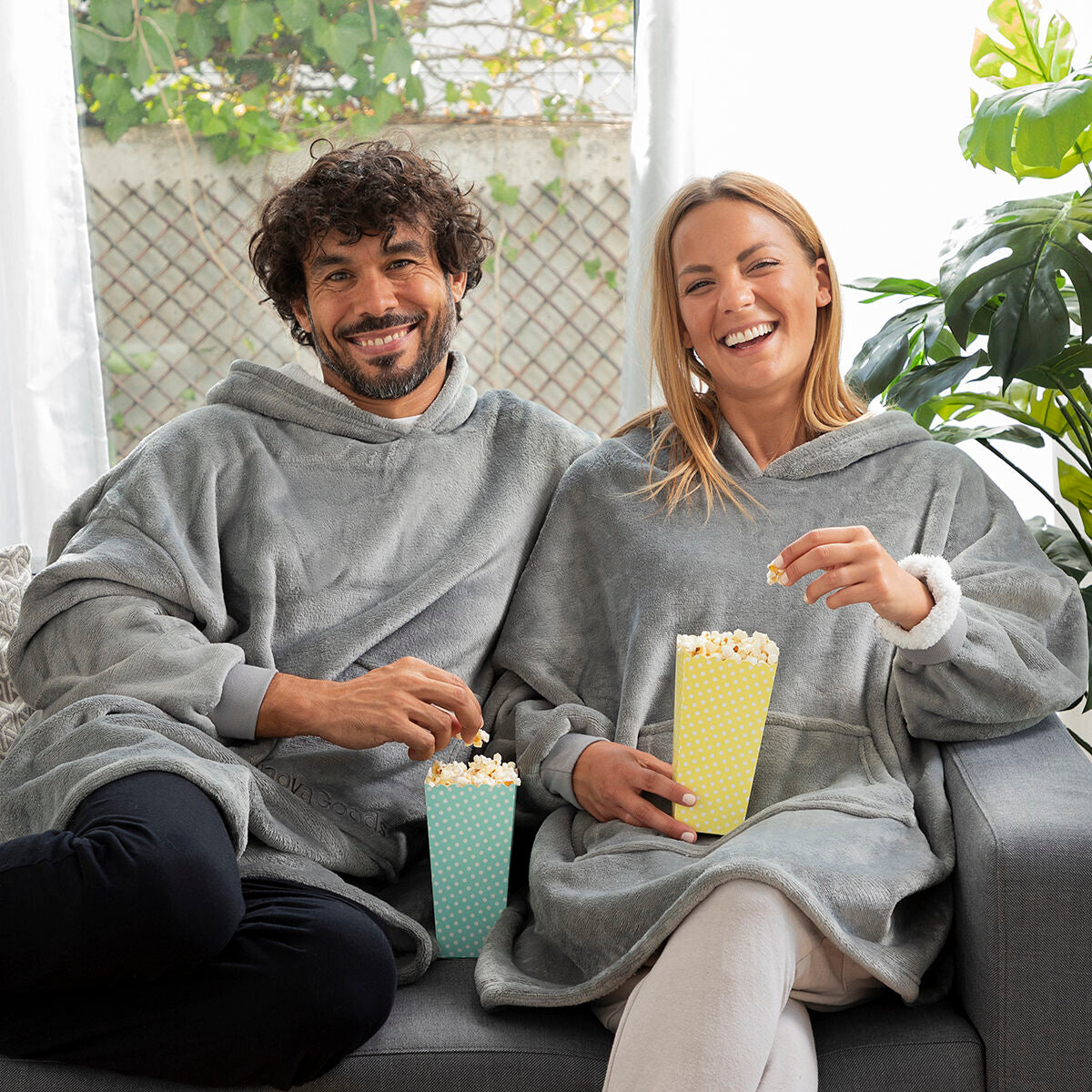 InnovaGoods Swug Oversize-Kuscheldecke mit Ärmeln, Kapuze & Fleecefutter