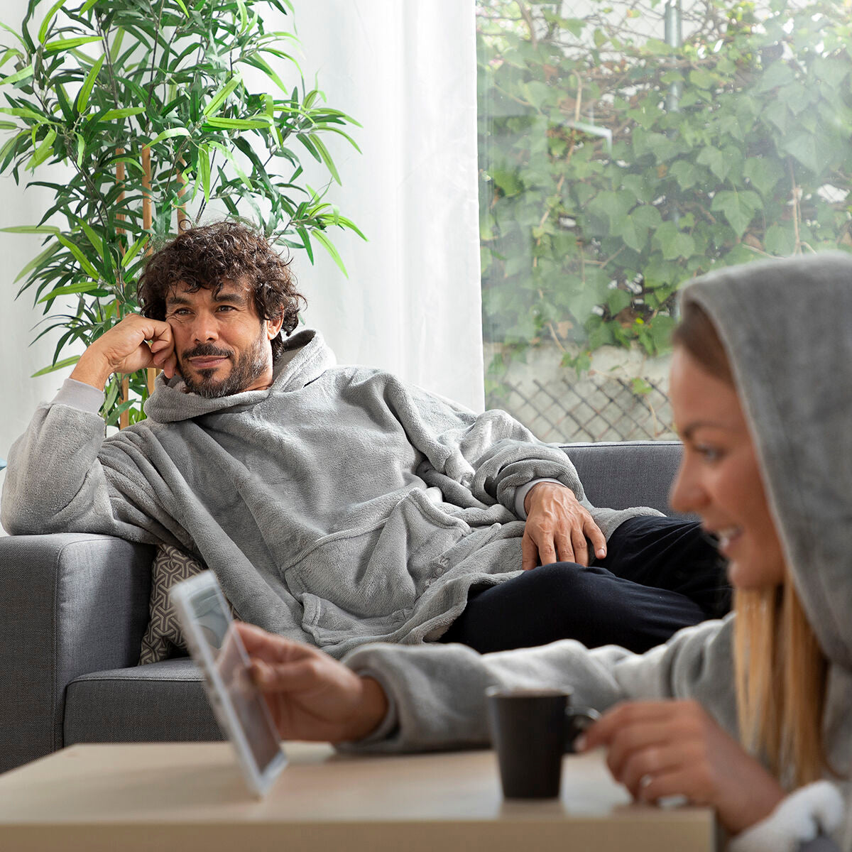 InnovaGoods Swug Oversize-Kuscheldecke mit Ärmeln, Kapuze & Fleecefutter